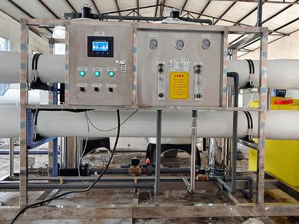 4噸反滲透設(shè)備安裝現(xiàn)場(chǎng)